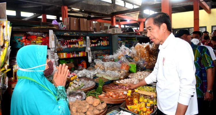 Presiden Jokowi Meninjau Aktivitas Perdagangan di Pasar Sentul