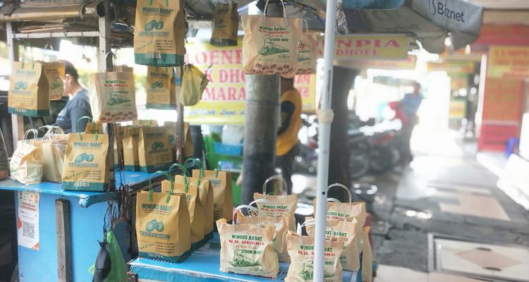 Penjual Wingko Babat di Jalan Pandanaran Semarang