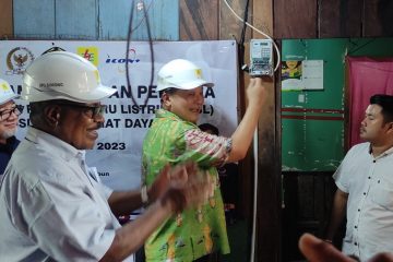 Terang di penjuru Indonesia semakin nyata. Sepanjang tahun 2022 lalu, sebanyak 340 rumah tangga di Provinsi Papua Barat Daya menerima bantuan sambungan instalasi listrik gratis dari Pemerintah Tahun 2023 ini program bertajuk Bantuan Pasang Baru Listrik (BPBL) yang diinisiasi Kementerian Energi dan Sumber Daya Mineral (ESDM) ini akan dilanjutkan lagi.