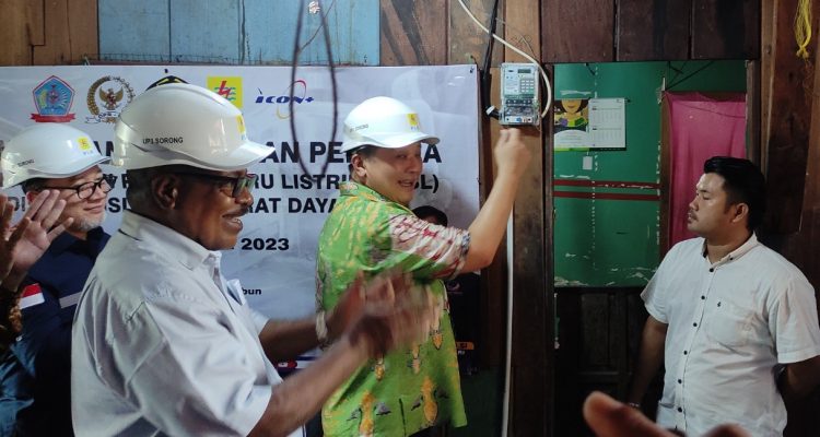Terang di penjuru Indonesia semakin nyata. Sepanjang tahun 2022 lalu, sebanyak 340 rumah tangga di Provinsi Papua Barat Daya menerima bantuan sambungan instalasi listrik gratis dari Pemerintah Tahun 2023 ini program bertajuk Bantuan Pasang Baru Listrik (BPBL) yang diinisiasi Kementerian Energi dan Sumber Daya Mineral (ESDM) ini akan dilanjutkan lagi.