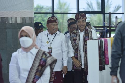 Presiden menilai, upaya yang dilakukan oleh pemerintah daerah tersebut dapat mendorong perkembangan industri kreatif, terutama industri buatan tangan, untuk dapat berkembang. Termasuk adanya imbauan pemerintah untuk mengenakan kain tradisional khas Bali setiap Selasa dan busana adat setiap Kamis yang dituangkan dalam peraturan gubernur (pergub).