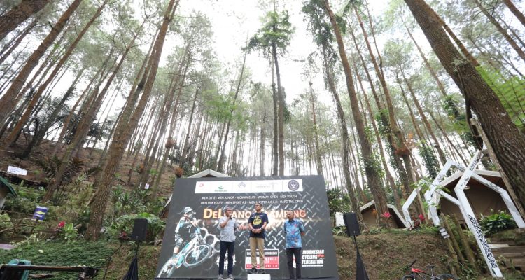 Selain Sekda Jateng, kegiatan “Beli Kreatif Desa Wisata (BetiDewi) Naik Kelas dan Awarding BOB Downhill 2023 tersebut, juga dihadiri Menteri Pariwisata dan Ekonomi Kreatif RI Sandiaga Uno, Pelaksana tugas Direktur Utama Badan Otorita Borobudur Agustin Peranginangin, Bupati Purworejo Agus Bastian, serta Forkopimda setempat.