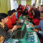 Budi mengatakan, Ditjen PDS untuk pertama kalinya turun dengan tim yang lengkap. Tim tersebut tidak hanya memfasilitasi bimbingan teknis pengolahan ikan, tetapi juga membuka Gerai untuk melayani proses perijinan berusaha, pendataan KUSUKA (Kartu Pelaku Usaha), dan sertifikasi pengolahan hasil perikanan.