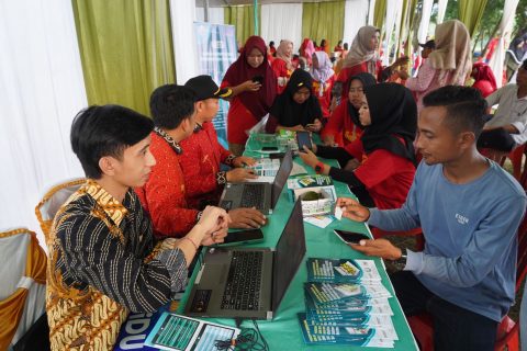 Budi mengatakan, Ditjen PDS untuk pertama kalinya turun dengan tim yang lengkap. Tim tersebut tidak hanya memfasilitasi bimbingan teknis pengolahan ikan, tetapi juga membuka Gerai untuk melayani proses perijinan berusaha, pendataan KUSUKA (Kartu Pelaku Usaha), dan sertifikasi pengolahan hasil perikanan.