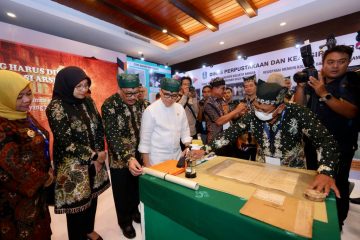 “Kami menyajikan berbagai arsip-arsip daerah, khususnya yang ada pada masa kolonial, untuk bisa diketahui publik secara umum,” ungkap Kepala ANRI Imam Gunarto saat mendampingi Menteri Pendayagunaan Aparatur Negara dan Reformasi Birokrasi (Menpan RB) Abdullah Azwar Anas membuka acara tersebut.