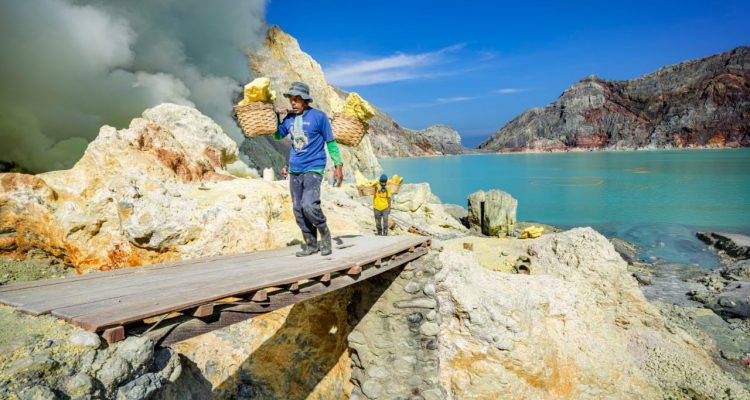 (Beritadaerah - Banyuwangi) Ijen Geopark resmi ditetapkan sebagai anggota UNESCO Global Geopark (UGG). Keputusan ini ditetapkan pada Sidang Dewan Eksekutif UNESCO ke-216 di Paris, Perancis, Rabu (24 Mei 2023). “Setelah melewati berbagai proses dan sidang, akhirnya Ijen Geopark resmi menjadi anggota UGG. Hal ini berdasarkan surat resmi serta rilis yang diunggah dalam website UNESCO,” ungkap Bupati Banyuwangi Ipuk Fiestiandani, Kamis (25/5/2023). Geopark Ijen menjadi bagian dari 195 situs UGG yang tersebar di 48 negara. Bersama dengan 18 situs geologi lainnya di dunia yang baru ditetapkan pada tahun ini. Di antaranya adalah Caçapava (Brazil), Lavreotiki (Yunani), Aras (Iran), Hakusan Tedorigawa (Jepang) dan sejumlah situs dunia lainnya. “Semoga dengan ditetapkannya Ijen sebagai UGG ini, semakin menambah kunjungan wisatawan mancanegara ke Banyuwangi. Sehingga akan berdampak pada kesejahteraan dan penguatan kebudayaan masyarakat Banyuwangi,” harap Ipuk. Ijen Geopark memiliki sejumlah situs yang tersebar di dua wilayah, yakni Kabupaten Banyuwangi dan Bondowoso. Karakteristik utama yang diunggulkan dari situs Geopark Ijen adalah keelokan kawasan Gunung Ijen yang mengedepankan tiga komponen pariwisata, yaitu geologi, biologi, dan budaya. Pengurus Harian Ijen Geopark (PHIG) Banyuwangi, Abdillah Baraas menyebutkan, pada tahap penilaian lalu Ijen Geopark berhasil mendapatkan nilai tinggi dengan skor 872. “Meski demikian, kita tetap harus bekerja keras, melakukan pembenahan di berbagai aspek agar status UGG tetap bisa kita pertahankan pada masa revalidasi 2026 mendatang. Tentu dengan kolaborasi bersama pihak-pihak terkait ,” ujarnya. Upaya untuk mengembangkan dan mempertahankan Ijen UGG, kata Abdillah, harus dilakukan secara pentahelix. Tidak dapat dilakukan secara parsial, melainkan harus ada peran dari berbagai pihak. Khusus di Banyuwangi, kata dia, program-program yang telah berjalan akan tetap dilanjutkan. Seperti, kegiatan edukasi di sekolah-sekolah, pemberdayaan masyarakat, pelatihan geowisata, geo produk, hingga aspek konservasi. “Ke depan, ada beberapa hal yang akan kita tingkatkan. Di antaranya, transportasi publik menuju destinasi wisata dan situs geopark bagi para wisatawan. Juga, pengembangan network,” urainya. Selain Ijen Geopark, ada tiga tempat lain yang berasal dari Indonesia yang mendapatkan UGG. Yakni, Geopark Maros (Pangkep), Merangin (Jambi), dan Raja Ampat (Papua). “Penyerahan sertifikat UGG dari UNESCO akan diserahkan pada September mendatang di Maroko,” pungkasnya.