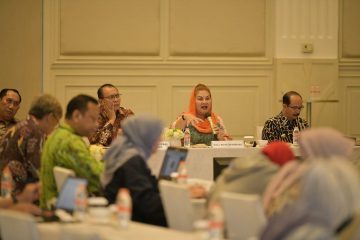 (Beritadaerah - Semarang) Wali kota Semarang, Hevearita Gunaryanti Rahayu berencana melakukan pengembangan wilayah Kecamatan Tugu sebagai kawasan investasi baru. Ke depan, lanjut Mbak Ita sapaan akrabnya, wilayah pesisir barat Kota Semarang tersebut akan dibangun sebagai pusat perdagangan dan jasa berskala internasional yang aman, nyaman, produktif serta berkelanjutan. "Kawasan Tugu ini akan dijadikan pusat perindustrian, pariwisata, perumahan, penyangga ketahanan pangan, ruang terbuka hijau, titik perbatasan dengan kawasan industri Kendal dan Batang," terang mbak Ita di Jakarta. Sebagaimana disampaikan Dirjen Tata Ruang, lanjut mbak Ita, pengembangan ini sangat strategis sehingga harus ada tata ruang baru atau revisi sehingga diharapkan akan bisa disahkan Perda RDTR atau Rencana Detail Tata Ruang di kawasan Kecamatan Tugu. Masukan dari Dirjen Tata Ruang, untuk pengembangan bisnis, pariwisata, industri harus inline dengan One Single Submission (OSS) sehingga akan diberi tatanan/ guidance sehingga tidak akan sia-sia atau hanya sebatas Perda disahkan saja. "Kalau untuk investor harus bisa terintegrasi dengan OSS, sehingga akan bisa langsung klik dan proses cepat" tambahnya. Menindaklanjuti masukan ini, pihaknya akan terus mengupayakan langkah integrasi Perda dan OSS sebagai wujud komitmen dari Pemerintah Kota Semarang. Hal ini disampaikan mbak Ita pada pembahasan lintas sektor bersama Dirjen Tata Ruang Kementerian Agraria dan Tata Ruang Badan Pertanahan Nasional (BPN) bertempat di The Tribrata Dharmawangsa, Kamis(25/5). Melalui paparan ini diharapkan adanya persetujuan substansi untuk selanjutnya ditetapkan sebagai Perda Rencana Detail Tata Ruang (RDTR) Kecamatan Tugu. “Dalam pengembangannya, akan tetap memperhatikan lahan pertanian pangan berkelanjutan dan daya dukung serta daya tampung lingkungan hidup. Pengembangan wilayah Tugu ini pun sejalan dengan Perda 5/2021 tentang RTRW Kota Semarang,” terang wali kota. Lebih lanjut, pihaknya memastikan akan tetap mempertahankan kawasan hijau dan ruang terbuka hijau di kecamatan Tugu. Kawasan lindung seluas 767,74 hektar atau 22,38% dari total wilayah Tugu akan tetap dipertahankan sebagai kawasan lindung sekaligus ruang terbuka hijau. Lebih lanjut, Mbak Ita memaparkan sejumlah upaya mewujudkannya, yakni dengan memadukan pengembangan Kawasan kota KEDUNGSEPUR, pengembangan pusat bisnis dan kawasan industri, permukiman perkotaan yang berkualitas serta pemanfaatan kawasan pesisir yang produktif dan berkelanjutan.