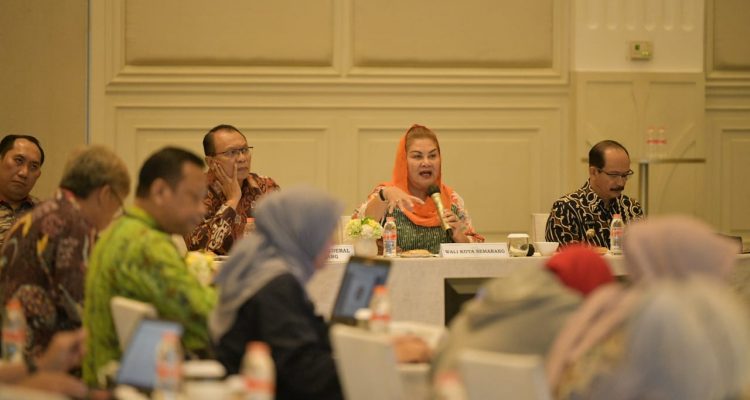 (Beritadaerah - Semarang) Wali kota Semarang, Hevearita Gunaryanti Rahayu berencana melakukan pengembangan wilayah Kecamatan Tugu sebagai kawasan investasi baru. Ke depan, lanjut Mbak Ita sapaan akrabnya, wilayah pesisir barat Kota Semarang tersebut akan dibangun sebagai pusat perdagangan dan jasa berskala internasional yang aman, nyaman, produktif serta berkelanjutan. "Kawasan Tugu ini akan dijadikan pusat perindustrian, pariwisata, perumahan, penyangga ketahanan pangan, ruang terbuka hijau, titik perbatasan dengan kawasan industri Kendal dan Batang," terang mbak Ita di Jakarta. Sebagaimana disampaikan Dirjen Tata Ruang, lanjut mbak Ita, pengembangan ini sangat strategis sehingga harus ada tata ruang baru atau revisi sehingga diharapkan akan bisa disahkan Perda RDTR atau Rencana Detail Tata Ruang di kawasan Kecamatan Tugu. Masukan dari Dirjen Tata Ruang, untuk pengembangan bisnis, pariwisata, industri harus inline dengan One Single Submission (OSS) sehingga akan diberi tatanan/ guidance sehingga tidak akan sia-sia atau hanya sebatas Perda disahkan saja. "Kalau untuk investor harus bisa terintegrasi dengan OSS, sehingga akan bisa langsung klik dan proses cepat" tambahnya. Menindaklanjuti masukan ini, pihaknya akan terus mengupayakan langkah integrasi Perda dan OSS sebagai wujud komitmen dari Pemerintah Kota Semarang. Hal ini disampaikan mbak Ita pada pembahasan lintas sektor bersama Dirjen Tata Ruang Kementerian Agraria dan Tata Ruang Badan Pertanahan Nasional (BPN) bertempat di The Tribrata Dharmawangsa, Kamis(25/5). Melalui paparan ini diharapkan adanya persetujuan substansi untuk selanjutnya ditetapkan sebagai Perda Rencana Detail Tata Ruang (RDTR) Kecamatan Tugu. “Dalam pengembangannya, akan tetap memperhatikan lahan pertanian pangan berkelanjutan dan daya dukung serta daya tampung lingkungan hidup. Pengembangan wilayah Tugu ini pun sejalan dengan Perda 5/2021 tentang RTRW Kota Semarang,” terang wali kota. Lebih lanjut, pihaknya memastikan akan tetap mempertahankan kawasan hijau dan ruang terbuka hijau di kecamatan Tugu. Kawasan lindung seluas 767,74 hektar atau 22,38% dari total wilayah Tugu akan tetap dipertahankan sebagai kawasan lindung sekaligus ruang terbuka hijau. Lebih lanjut, Mbak Ita memaparkan sejumlah upaya mewujudkannya, yakni dengan memadukan pengembangan Kawasan kota KEDUNGSEPUR, pengembangan pusat bisnis dan kawasan industri, permukiman perkotaan yang berkualitas serta pemanfaatan kawasan pesisir yang produktif dan berkelanjutan.