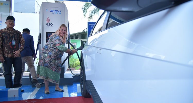 Wali kota perempuan pertama di Kota Semarang tersebut mengungkapkan kehadiran SPKLU merupakan bentuk dukungan Pemerintah Pusat dan mempercepat transisi kendaraan listrik di Kota Semarang.
