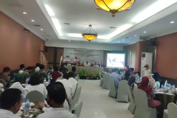 (Beritadaerah - Semarang) Realisasi investasi di Kota Semarang sampai bulan Mei tahun 2023 baru mencapai sekitar Rp 8,6 triliun dari target Rp 25,6 triliun. Tentu saja pencapaian tersebut dirasa belum memuaskan. ''Harapannya bisa melampaui target yang ditetapkan tahun ini,'' ujar Kepala Dinas Penanaman Modal Pelayanan Terpadu Satu Pintu (DPMPTSM) Kota Semarang, Widoyono, Rabu (24/5). Hal ini disampaikan saat membuka acara Sharing Session DPMPTSP Kota Semarang dengan Akademisi Kota Semarang bertema “Peluang Investasi Yang Paling Menguntungkan di Kota Semarang, dari Perspektif Akademisi”. Pemerintah Kota Semarang menargetkan pada tahun bisa memeroleh investasi sebesar Rp 25,6 triliun. Sedangkan pada tahun 2022 lalu, target yang dipatok adalah Rp 24 triliun dan terpenuhi hingga 102 persen yakni sebesar Rp 24,6 triliun. ‘’Saat ini baru sekitar 30 persenan dari target yang ditetapkan. Mudah-mudahan tahun ini bisa melampaui target,’’ kata Widoyono. Karena itulah, lanjut dia, pihaknya berharap mendapat masukan dari akademisi tentang apa yang membuat investor datang, juga sektor apa saja yang berkembang. ‘’Kami dapat banyak masukand ari akademisi, seperti stimulan, penanganan rob banjir, bad images seperti hal yang meskipun tidak benar kalau diberitakan terus menjadi kebenaran, ada juga masukan untuk membuat seperti ILC di Jateng,’’ katanya. Insentif Investasi Widoyono menuturkan sebenarnya saat ini Pemerintah Kota dan DPRD Kota Semarang sedang menggodog peraturan daerah (perda) tentang pemberian stimulan dan insentif investasi. Kehadiran perda tersebut menjawab kaijan-kajian yang disampaikan akademisi. ‘’Dalam raperda itu antara lain mengatur penurunan pajak daerah, penurunan retribusi, bantuan akses jalan masuk, penerangan jalan, terus pendampingan perizinan sampai selesai, tuntas di semua sektor investasi baru,’’ kata dia menginformasikan bahwa sampai saat ini investasi yang seksis adalah sektar perdagangan dan jasa, industri, dan pariwisata. Perda tersebut, lanjut Widoyono, diharapkan selesai tahun ini, sehingga bisa diterapkan tahun depan. Sehingga keberadaan perda tersebut bisa mendorong investasi di berbagai sektor. ‘’Angka berapa besaran isentifnya, nanti akan dibahas lebih detail lagi,’’ katanya. Sementara pada kesempatan itu, akademisi dari FISIP Universitas Diponegoro (Undip) Semarang, Haris Sutanta Nugroho, menyarankan ada lembaga khusus yang menangani investasi. ‘’Mencari investasi itu susah. Karena itu investor harus dikawal. Jadi tidak hanya ditawarkan, tapi dijaga, didampingi, dikawal, bantu perizinannya sampai selesai. Karena itu perlu ada unit atau lembaga khusus soal investasi,’’ paparnya. Sedangkan akademisi dari Fakultas Ekonomi Undip, Darsono, menyarankan saat berbicara dengan investor yang perlu dikemukakan adalah potensi dari investasi tersebut, bukan soal keuntungan. ‘’Kalau nanti ternyata tidak untung, akan ditagih oleh investor,’’ katanya.