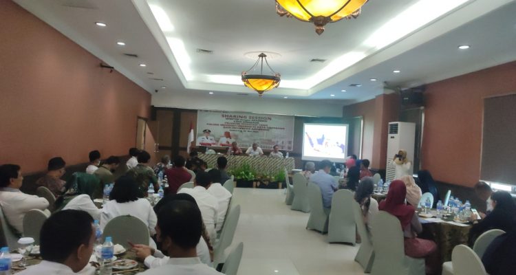 (Beritadaerah - Semarang) Realisasi investasi di Kota Semarang sampai bulan Mei tahun 2023 baru mencapai sekitar Rp 8,6 triliun dari target Rp 25,6 triliun. Tentu saja pencapaian tersebut dirasa belum memuaskan. ''Harapannya bisa melampaui target yang ditetapkan tahun ini,'' ujar Kepala Dinas Penanaman Modal Pelayanan Terpadu Satu Pintu (DPMPTSM) Kota Semarang, Widoyono, Rabu (24/5). Hal ini disampaikan saat membuka acara Sharing Session DPMPTSP Kota Semarang dengan Akademisi Kota Semarang bertema “Peluang Investasi Yang Paling Menguntungkan di Kota Semarang, dari Perspektif Akademisi”. Pemerintah Kota Semarang menargetkan pada tahun bisa memeroleh investasi sebesar Rp 25,6 triliun. Sedangkan pada tahun 2022 lalu, target yang dipatok adalah Rp 24 triliun dan terpenuhi hingga 102 persen yakni sebesar Rp 24,6 triliun. ‘’Saat ini baru sekitar 30 persenan dari target yang ditetapkan. Mudah-mudahan tahun ini bisa melampaui target,’’ kata Widoyono. Karena itulah, lanjut dia, pihaknya berharap mendapat masukan dari akademisi tentang apa yang membuat investor datang, juga sektor apa saja yang berkembang. ‘’Kami dapat banyak masukand ari akademisi, seperti stimulan, penanganan rob banjir, bad images seperti hal yang meskipun tidak benar kalau diberitakan terus menjadi kebenaran, ada juga masukan untuk membuat seperti ILC di Jateng,’’ katanya. Insentif Investasi Widoyono menuturkan sebenarnya saat ini Pemerintah Kota dan DPRD Kota Semarang sedang menggodog peraturan daerah (perda) tentang pemberian stimulan dan insentif investasi. Kehadiran perda tersebut menjawab kaijan-kajian yang disampaikan akademisi. ‘’Dalam raperda itu antara lain mengatur penurunan pajak daerah, penurunan retribusi, bantuan akses jalan masuk, penerangan jalan, terus pendampingan perizinan sampai selesai, tuntas di semua sektor investasi baru,’’ kata dia menginformasikan bahwa sampai saat ini investasi yang seksis adalah sektar perdagangan dan jasa, industri, dan pariwisata. Perda tersebut, lanjut Widoyono, diharapkan selesai tahun ini, sehingga bisa diterapkan tahun depan. Sehingga keberadaan perda tersebut bisa mendorong investasi di berbagai sektor. ‘’Angka berapa besaran isentifnya, nanti akan dibahas lebih detail lagi,’’ katanya. Sementara pada kesempatan itu, akademisi dari FISIP Universitas Diponegoro (Undip) Semarang, Haris Sutanta Nugroho, menyarankan ada lembaga khusus yang menangani investasi. ‘’Mencari investasi itu susah. Karena itu investor harus dikawal. Jadi tidak hanya ditawarkan, tapi dijaga, didampingi, dikawal, bantu perizinannya sampai selesai. Karena itu perlu ada unit atau lembaga khusus soal investasi,’’ paparnya. Sedangkan akademisi dari Fakultas Ekonomi Undip, Darsono, menyarankan saat berbicara dengan investor yang perlu dikemukakan adalah potensi dari investasi tersebut, bukan soal keuntungan. ‘’Kalau nanti ternyata tidak untung, akan ditagih oleh investor,’’ katanya.