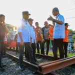 “Pak Ganjar sangat cerdas, waktu diskusi ini (angkutan massal) terus Purworejo stasiunnya bagaimana. Ternyata (stasiunnya) bagus banget, kecil tapi punya bangunan yang bagus. Jadi kita sesuai dengan petunjuk Pak Presiden, angkutan massal (kereta) dari Kota Jakarta ke Purworejo nanti bisa langsung,” kata Menhub