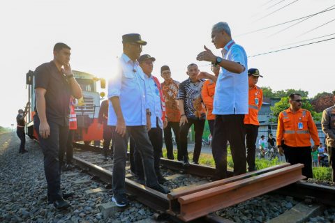 “Pak Ganjar sangat cerdas, waktu diskusi ini (angkutan massal) terus Purworejo stasiunnya bagaimana. Ternyata (stasiunnya) bagus banget, kecil tapi punya bangunan yang bagus. Jadi kita sesuai dengan petunjuk Pak Presiden, angkutan massal (kereta) dari Kota Jakarta ke Purworejo nanti bisa langsung,” kata Menhub