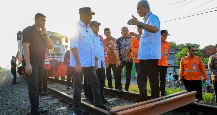 “Pak Ganjar sangat cerdas, waktu diskusi ini (angkutan massal) terus Purworejo stasiunnya bagaimana. Ternyata (stasiunnya) bagus banget, kecil tapi punya bangunan yang bagus. Jadi kita sesuai dengan petunjuk Pak Presiden, angkutan massal (kereta) dari Kota Jakarta ke Purworejo nanti bisa langsung,” kata Menhub