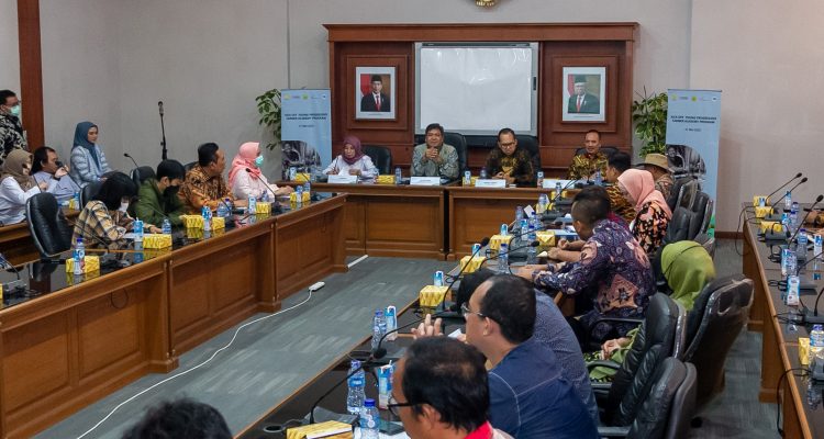 Dirjen Industri Agro mengemukakan, saat ini tingkat konsumsi susu per kapita masyarakat Indonesia sebesar 16,9 kg per kapita per tahun setara susu segar. “Jumlah ini perlu dipacu lagi untuk bisa bersaing dengan negara-negara ASEAN lainnya. Apalagi, peluang peningkatan konsumsi susu di Indonesia masih sangat besar, yang membuat investor berlomba-lomba untuk meningkatkan investasi di bidang industri pengolahan susu,” ungkapnya.