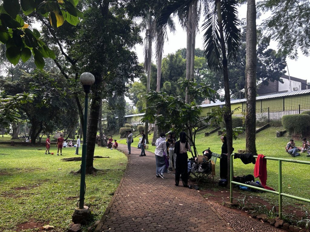 Suasana Taman Langsat di Jakarta Selatan