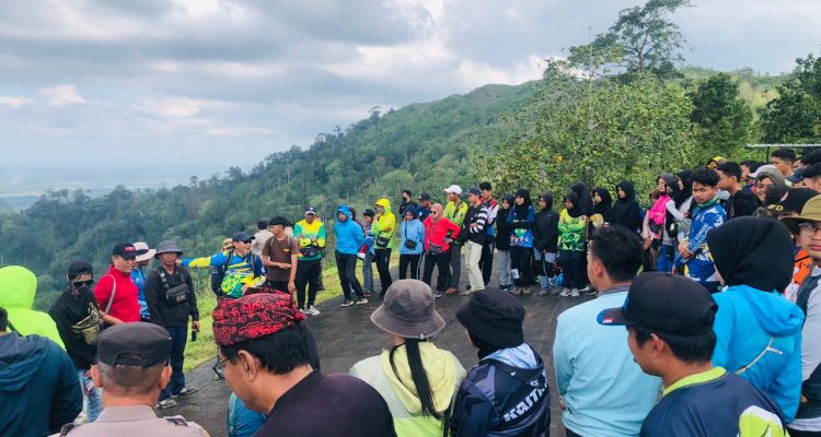Sport tourism seperti paralayang ini merupakan salah satu cara kami untuk memperkenalkan potensi destinasi Gunung Menyan yang menyuguhkan keindahan lanskap gunung purba dari ketinggian," kata Bupati Banyuwangi, Ipuk Fiestiandani