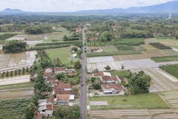 "Tahun ini pembangunan infrastruktur, seperti perbaikan dan pembangunan jalan tetap menjadi prioritas kami. Ya tentunya, pendidikan dan kesehatan juga menjadi program prioritas pemkab," kata Bupati Ipuk,