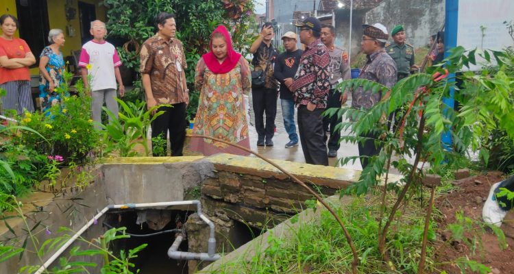 Satu alat berat eskavator dikerahkan untuk melebarkan saluran air atau drainase. Pengerjaan ini sudah dilakukan sejak Minggu 14 Januari 2024 kemarin.