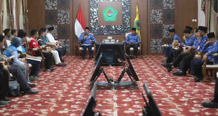 Pemerintah Kabupaten (Pemkab) Pamekasan, Madura, Jawa Timur menggelar rapat koordinasi dan sosialisasi pelebaran Jalan Masegit di Peringgitan Dalam Mandhapa Aghung Ronggosukowati
