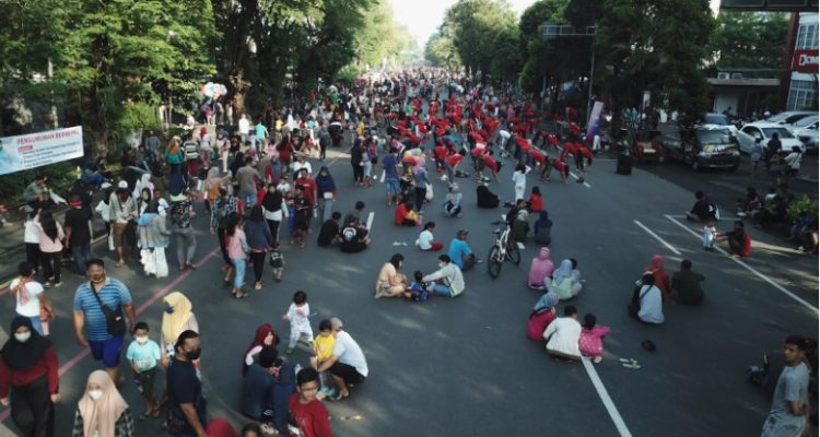 (beritadaerah - Kota Surakarta) Komitmen Pemerintah Kota Surakarta dalam menggerakkan roda perekonomian masyarakat telah mengambil langkah progresif pada acara Car Free Day (CFD) di Solo. Minggu lalu, sekitar 400 pedagang kaki lima (PKL) mulai mengisi zona 1 hingga zona 4, mencakup area dari Gladak hingga simpang Ngapeman, membuktikan langkah positif dalam mendukung UMKM lokal. Ruang bagi sekitar 100 pedagang masih tersedia di zona tersebut. Kapasitas untuk menampung sekitar 500 pedagang telah disediakan oleh Pemkot Solo, sementara ruang yang tersisa diharapkan dapat diisi oleh pedagang lama yang belum aktif kembali berjualan. Pemkot Solo akan mengevaluasi kehadiran pedagang lama yang belum aktif hingga pekan depan. Jika masih tersedia ruang, Pemkot Solo akan membuka kesempatan bagi pedagang baru. Meskipun pembukaan zona baru untuk berjualan belum sepenuhnya mengubah tingkat keramaian, relokasi sejumlah event dari simpang empat Ngapeman ke zona 1-4 diharapkan dapat menghidupkan suasana. Dishub Solo berencana untuk memindahkan acara yang ada di lokasi sebelumnya ke area yang baru. Pemindahan ini dilakukan untuk menghidupkan zona 1-4. Jika zona ini ramai, PKL akan semakin aktif. Selain pengalihan lokasi event, Pemkot Solo juga akan meningkatkan pengawasan dengan menempatkan satu petugas Linmas setiap radius 75 hingga 100 meter. Mereka akan bekerja sama dengan Satpol PP Kota Solo dalam menegakkan aturan yang berlaku. Pemerintah Kota Surakarta menegaskan komitmennya untuk mendukung ekonomi masyarakat melalui acara CFD. Langkah ini mencakup perluasan lokasi berjualan PKL sebagai upaya agar perekonomian menjadi lebih merata. Dengan perluasan lokasi berjualan, diharapkan roda perekonomian tidak hanya berputar di tempat tertentu, melainkan juga merata di berbagai wilayah. Ini akan memberi dampak positif secara menyeluruh bagi masyarakat. Pemkot Solo telah berkoordinasi dengan berbagai instansi terkait untuk menjamin kelancaran acara CFD. Penempatan Linmas di wilayah-wilayah terpilih juga merupakan bagian dari upaya untuk memastikan keteraturan pedagang serta kebersihan area tersebut. Masih terdapat ruang yang kosong dan Pemkot Solo berupaya untuk memanfaatkannya, terutama bagi pedagang lama yang pernah berjualan di CFD. Namun, koordinasi dengan berbagai pihak sangat diperlukan agar kegiatan ini berjalan dengan baik. Dengan upaya ini, harapannya adalah perubahan positif pada CFD Solo akan terus memberikan dorongan ekonomi yang merata bagi masyarakat, sambil tetap memperhatikan keteraturan dan kebersihan area berjualan. Semoga langkah-langkah ini membawa manfaat yang nyata bagi UMKM lokal serta meningkatkan kualitas acara CFD bagi seluruh warga Solo.