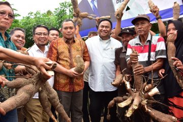 “Provinsi Gorontalo itu masih masuk dalam lima besar provinsi dengan angka kemiskinan tinggi, itu berarti mayoritas masyarakat kita yang petani nilai tukarnya belum terlalu tinggi. Oleh sebab itu, jika ada pihak swasta yang mau masuk ke Gorontalo di silahkan kami terbuka akan hal tersebut,” lanjut Ismail.
