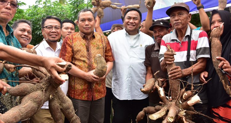 “Provinsi Gorontalo itu masih masuk dalam lima besar provinsi dengan angka kemiskinan tinggi, itu berarti mayoritas masyarakat kita yang petani nilai tukarnya belum terlalu tinggi. Oleh sebab itu, jika ada pihak swasta yang mau masuk ke Gorontalo di silahkan kami terbuka akan hal tersebut,” lanjut Ismail.