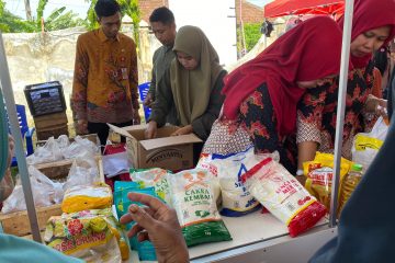 Selain menggandeng Perum Bulog dan beberapa pihak swasta, pemerintah daerah juga mengandeng pelaku UKM untuk ikut menjual beberapa aneka makanan, kue, bahkan pakaian hingga sepatu.