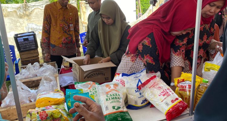 Selain menggandeng Perum Bulog dan beberapa pihak swasta, pemerintah daerah juga mengandeng pelaku UKM untuk ikut menjual beberapa aneka makanan, kue, bahkan pakaian hingga sepatu.