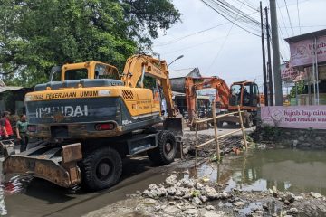 Dalam pembangunannya, kata Mbak Ita, masih menunggu proses lelang selesai. Dirinya mengakui jika proyek ini baru saja dikerjakan setelah ia melakukan tinjauan banjir pada awal Desember 2023 lalu.