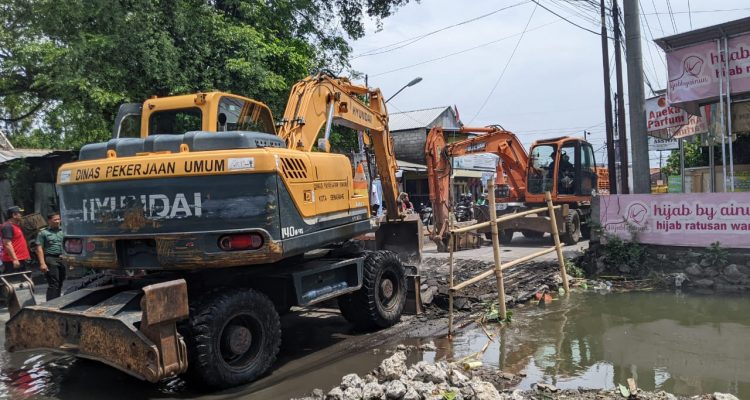 Dalam pembangunannya, kata Mbak Ita, masih menunggu proses lelang selesai. Dirinya mengakui jika proyek ini baru saja dikerjakan setelah ia melakukan tinjauan banjir pada awal Desember 2023 lalu.