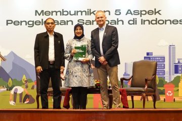 Bupati Ipuk menjelaskan bahwa Pemerintah Kabupaten Banyuwangi berkomitmen untuk melakukan pengelolaan sampah secara komprehensif dengan membangun infrastruktur, melakukan edukasi, dan tata kelola yang baik.