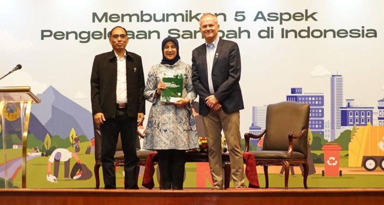 Bupati Ipuk menjelaskan bahwa Pemerintah Kabupaten Banyuwangi berkomitmen untuk melakukan pengelolaan sampah secara komprehensif dengan membangun infrastruktur, melakukan edukasi, dan tata kelola yang baik.