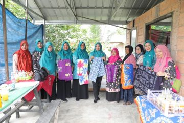 Hal itu dikarenakan KUB yang berada dibawah binaan Disperindag Kabupaten Belitung Timur itu telah memiliki 3 mesin alat tenun bukan mesin (ATBM) dan 2 Mesin dobby. Safriati menyayangkan jika peralatan tersebut tidak dimanfaatkan untuk meningkatkan perekonomian desa.