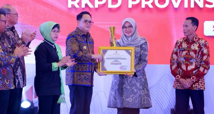Kabupaten Banyuwangi sendiri ditetapkan sebagai kabupaten terbaik pertama. Disusul kemudian oleh Kabupaten Jember dan Blitar. Sedangkan kategori kota diraih oleh Kota Mojokerto, Malang dan Surabaya.