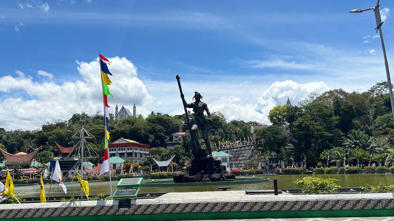 Plaza Kolam Makale Sambut Para Pendatang Tana Toraja - Berita Daerah