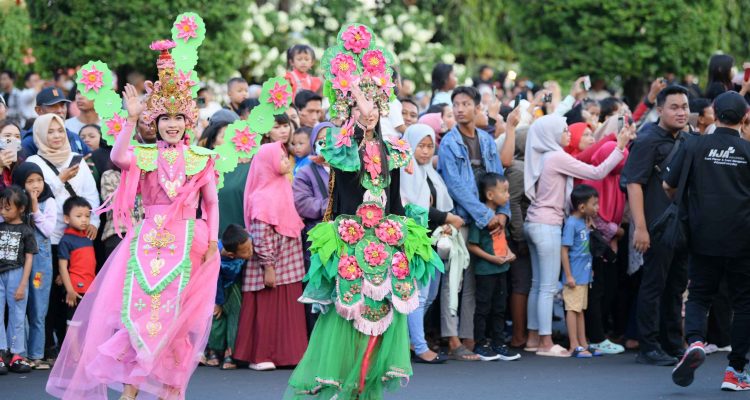 Tema yang diangkat dalam Semarang Flower Festival tahun ini, yaitu “Semarang Berwarna, Indonesia Maju”, yang menyerukan pentingnya untuk terus menjaga keberagaman dan kerukunan sebagai kekuatan utama dalam pembangunan.