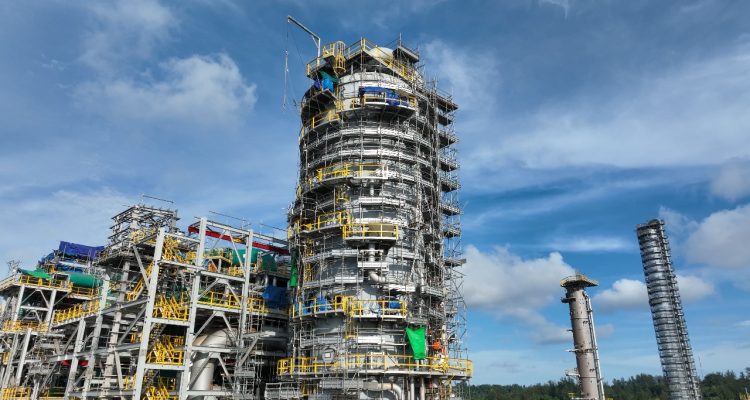 "Sesuai arahan Presiden Prabowo, kami telah meminta kilang-kilang dalam negeri untuk memanfaatkan semua crude, termasuk yang sebelumnya dianggap tidak memenuhi spesifikasi. Sehingga ekspor crude semakin menurun