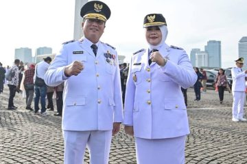 (Beritadaerah - Mataram) Gubernur NTB dan Wakil Gubernur NTB terpilih Dr. H. Lalu Muhammad Iqbal, S.IP., M.Si dan Hj. Indah Dhamayanti Putri, SE., M. I. P, resmi dilantik oleh Presiden Republik Indonesia Prabowo Subianto yang berlangsung di Istana Kepresidenan, Jalan Veteran Nomor 17, Jakarta Pusat, Indonesia. Berdasarkan Peraturan Presiden (Perpres) Republik Indonesia Nomor 13 Tahun 2025, disebutkan bahwa Presiden RI melantik Gubernur dan Wakil Gubernur, Bupati dan Wakil Bupati, serta Wali Kota dan Wakil Wali Kota secara serentak di Ibu Kota Negara, sebanyak 481 pasangan kepala daerah yang akan dilantik berasal dari 33 provinsi, 364 kabupaten, dan 84 kota. Setelah melalui beberapa prosedur, salah satunya tes kesehatan atau Medical Check Up, di Plaza Gedung C Kemendagri Jalan Medan Merdeka Utara No. 8 Jakarta Pusat pada hari Senin 17 Februari 2025. Kepala Dinas Komunikasi Informatika dan Statistik Provinsi NTB, Dr. Najamuddin Amy., S.Sos., MM mengatakan bahwa Gubernur dan Wakil Gubernur NTB terpilih telah mengikuti beberapa tahapan dan prosedur menjelang pelantikan dan orientasi kepala daerah, yaitu mulai dari Medical Checkup dan mengikuti Proses Gladi Pelantikan. “Alhamdulillah, Gubernur dan Wakil Gubernur kita sudah mengikuti cek kesehatan dan dinyatakan sehat sehingga siap mengikuti seluruh proses mulai dari prosesi gladi pelantikan hingga perjalanan nantinya menuju retret di Magelang. Semoga agenda pelantikan hari ini berjalan dengan lancar,” tutur Doktor Najam. Selain itu, Doktor Najam juga mengatakan bahwa Pemerintah Provinsi NTB telah melakukan koordinasi dengan semua pihak terkait seluruh tahapan dan proses menuju pelantikan Gubernur dan Wakil Gubernur NTB, termasuk persiapan Gubernur yang akan mengikuti orientasi/retret di Magelang. “Tentunya, pihak Pemprov melalui Kantor Penghubung Jakarta, Biro Umum, Biro Adpim dan Biro Pemerintahan sudah melakukan komunikasi dengan semua pihak terkait melalui koordinasi yang baik sehingga diharapkan semua agenda berjalan dengan baik sesuai remcana tanpa terkendala apapun,” ungkapnya. Doktor Najam juga memohon kepada masyarakat NTB agar turut serta mendoakan agar semua proses pelantikan dimudahkan dan dilancarkan, sehingga Gubernur dan Wakil Gubernur NTB dapat segera menjalankan tugasnya dengan penuh amanah sesuai dengan visi dan misi Gubernur dan Wakil Gubernur NTB. “Seraya kita doakan agar Gubernur dan Wakil Gubernur NTB diberikab kafiatan, kesehatan lahir dan bathin sehingga dapat segera menjalankan amanah untuk memimpin NTB menuju NTB Makmur Mendunia,” pungkasnya. Setelah pelantikan di Jakarta, para kepala daerah akan langsung menuju ke Magelang untuk mengikuti rangkaian pembekalan yang akan dilaksanakan dari tanggal 21 - 28 Februari 2025 di Akademi Militer Magelang, Jawa Tengah, kegiatan ini bertujuan memperkuat wawasan kepemimpinan serta sinergi antardaerah dan pemerintah pusta dalam menjalankan pemerintahan yang lebih efektif.