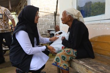 Dalam kesempatan tersebut, Ipuk juga mengapresiasi berbagai pihak yang turut menyalurkan bantuan dalam Banyuwangi Berbagi. Mulai dari ASN, kepolisian, TNI, BUMN, BUMD, para pengusaha hingga organisasi profesi di Banyuwangi.