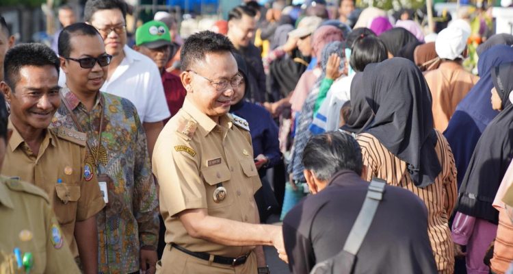 Warga mengantre panjang di halaman Kantor Camat Pontianak Selatan sejak pagi untuk mendapatkan bahan kebutuhan pokok dengan harga terjangkau melalui Operasi Pasar yang diselenggarakan oleh Pemerintah Kota Pontianak bekerja sama dengan Bank Indonesia, Bulog, dan distributor lainnya. Salah satu warga, Anti (54), merasa sangat terbantu dengan adanya Pasar Murah ini. Ia berharap bisa membeli telur seharga Rp10.000 per 10 butir, dan mengatakan sudah mendapatkan informasi mengenai pasar ini dari grup WhatsApp. Wali Kota Pontianak, Edi Rusdi Kamtono, menjelaskan bahwa operasi pasar ditujukan untuk membantu masyarakat berpenghasilan rendah menghadapi lonjakan harga selama Ramadan dan menjaga inflasi. Edi menyatakan, operasi pasar akan dilakukan secara rutin, terutama saat terjadi lonjakan harga di hari besar keagamaan. Kepala Dinas Koperasi Usaha Mikro dan Perdagangan, Ibrahim, menambahkan bahwa paket sembako seharga Rp85.000 akan tersedia, termasuk beras, gula, dan minyak goreng, serta komoditas lain dengan harga bersubsidi. Pembelian dibatasi untuk warga lokal yang menunjukkan KTP. Selanjutnya, jadwal pasar murah akan dilaksanakan di berbagai kecamatan di Pontianak hingga 18 Maret 2025, diharapkan dapat mengurangi beban masyarakat selama bulan Ramadan.