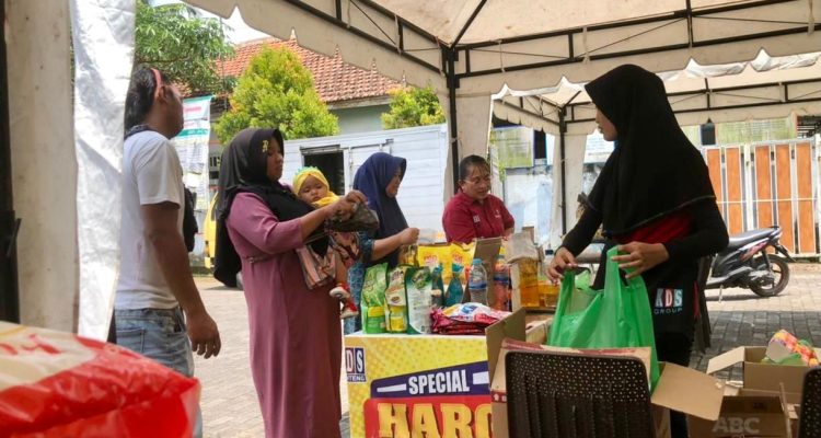 Hari ini, pasar murah dilaksanakan di dua lokasi, yaitu di Lapangan Lugjag, Rogojampi, dan Ruang Terbuka Hijau (RTH) Singojuruh. Operasi pasar ini merupakan kolaborasi antara beberapa Satuan Kerja Perangkat Daerah (SKPD) dan ritel modern.