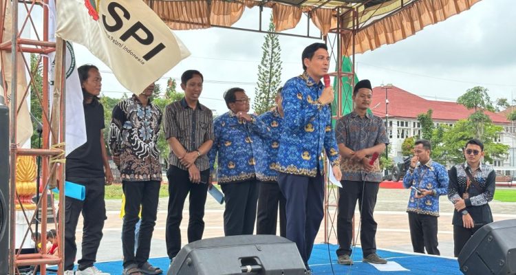 Bupati menyuarakan tantangan-tantangan besar yang selama ini membelenggu petani: harga gabah yang tak kunjung berpihak, absennya jaminan hukum atas lahan, hingga lemahnya posisi kelembagaan petani di mata sistem. Suaranya bukan sekadar retorika. Di balik itu, ada sederet langkah konkret yang telah ia dan timnya tempuh.