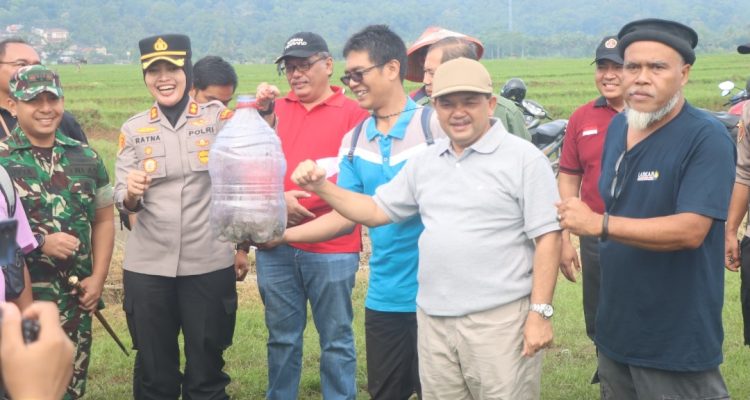 Direktur Perlindungan Tanaman Pangan, Rachmat, menekankan bahwa pengendalian hama tikus harus dilakukan bersama-sama. Menurutnya, gropyokan atau perburuan tikus sebelum masa tanam terbukti efektif.