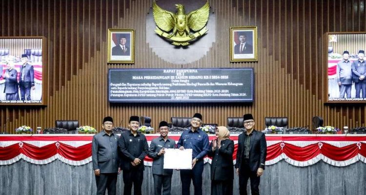 Dewan Perwakilan Rakyat Daerah (DPRD) Kota Bandung menggelar Rapat Paripurna dengan tiga agenda strategis yang menandai komitmen bersama antara legislatif dan eksekutif dalam memperkuat tata kelola pemerintahan dan arah pembangunan Kota Bandung.