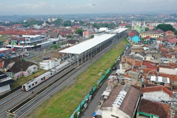Gubernur Dedi Mulyadi dalam sambutannya menyatakan bahwa pengembangan transportasi kereta api menjadi prioritas strategis, mengingat kemampuannya dalam mengangkut penumpang dan barang dalam skala besar, dengan biaya operasional yang lebih efisien dibanding moda transportasi lainnya.