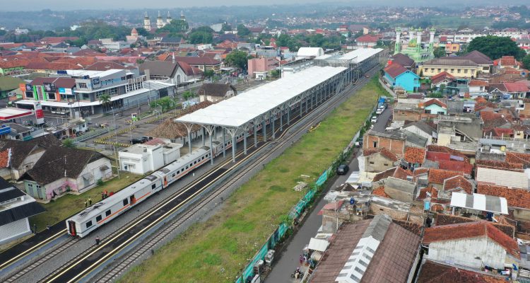 Gubernur Dedi Mulyadi dalam sambutannya menyatakan bahwa pengembangan transportasi kereta api menjadi prioritas strategis, mengingat kemampuannya dalam mengangkut penumpang dan barang dalam skala besar, dengan biaya operasional yang lebih efisien dibanding moda transportasi lainnya.