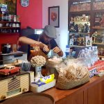 Kedai Soewan merupakan gagasan dari Arlian Jayadi Permana, pemuda kreatif asal Bendogerit, yang merintis usaha kuliner ini bersama keluarganya sejak tahun 2021. Awalnya, kedai ini hanya menyajikan menu-menu tradisional seperti kopi hitam, teh hangat, wedang jahe, tahu bumbu, hingga sompil. Ekonomi