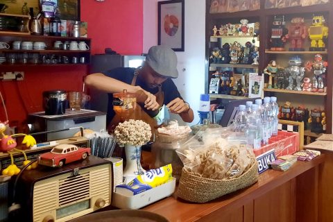 Kedai Soewan merupakan gagasan dari Arlian Jayadi Permana, pemuda kreatif asal Bendogerit, yang merintis usaha kuliner ini bersama keluarganya sejak tahun 2021. Awalnya, kedai ini hanya menyajikan menu-menu tradisional seperti kopi hitam, teh hangat, wedang jahe, tahu bumbu, hingga sompil. Ekonomi