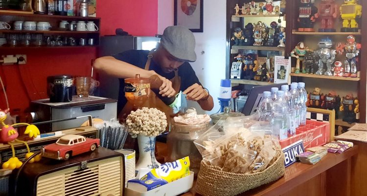 Kedai Soewan merupakan gagasan dari Arlian Jayadi Permana, pemuda kreatif asal Bendogerit, yang merintis usaha kuliner ini bersama keluarganya sejak tahun 2021. Awalnya, kedai ini hanya menyajikan menu-menu tradisional seperti kopi hitam, teh hangat, wedang jahe, tahu bumbu, hingga sompil.
